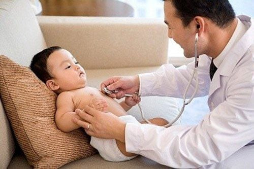 Nếu trẻ kèm thêm triệu chứng thở nhanh có thể là biểu hiện của nhiễm trùng