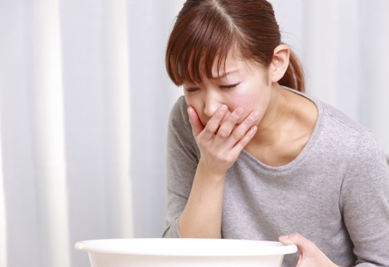Người bệnh viêm amidan quá phát thường có biểu hiện dễ bị nghẹn và nôn