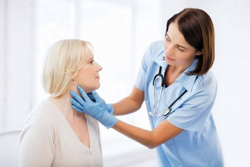 Bác sĩ thăm khám và điều trị khối u vòm họng lành tính cho người bệnh
