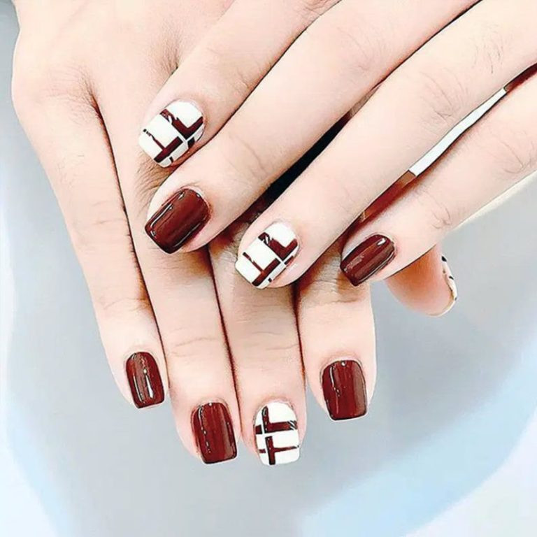 Mẫu nail màu đỏ đất trẻ trung, năng động