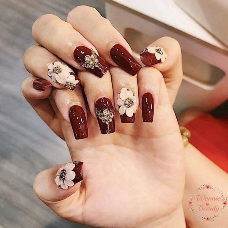 Sơn móng màu đỏ mận gắn đá xinh lung linh