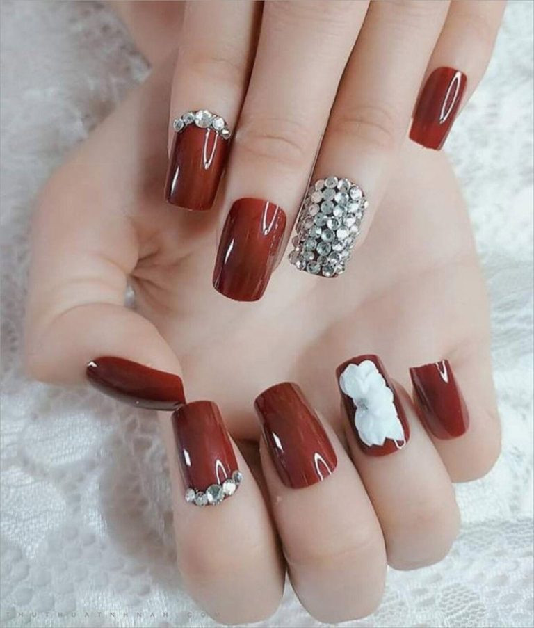 Mẫu nail màu đỏ đất gắn đá xinh lung linh
