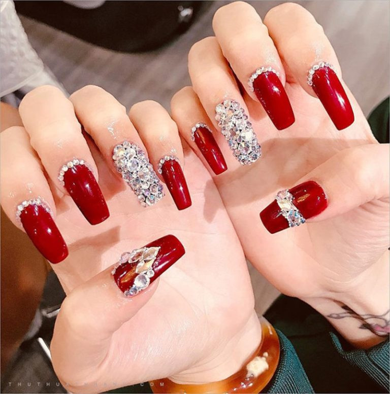 Mẫu móng tay màu đỏ đính đá nữ tính