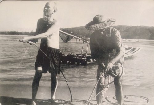Hình ảnh Chủ tịch Hồ Chí Minh kéo lưới cùng ngư dân Sầm Sơn năm 1960