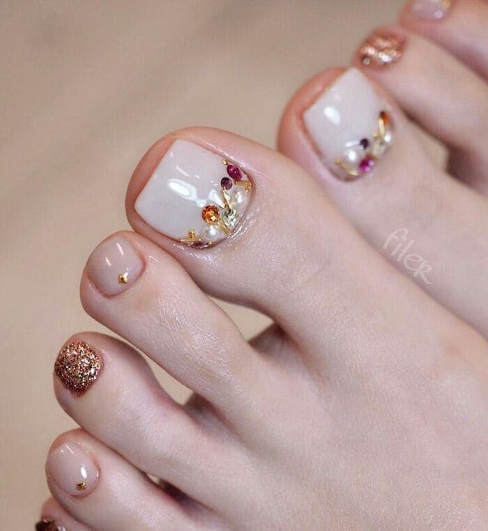 Mẫu móng chân mắt mèo đính kim cương lấp lánh và sang trọng