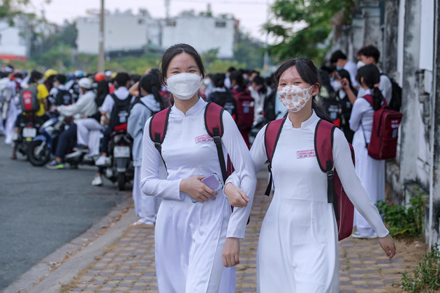 Đi học về, trong tà áo dài trắng