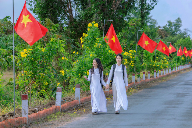 Mừng Đảng – Mừng Xuân, các cô gái tươi tắn trong tà áo dài