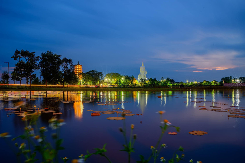 Mặt hồ của Thiền Lâm tự phản chiếu lại ánh đèn rực rỡ của quần thể kiến trúc