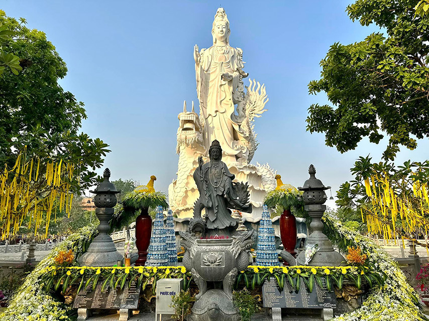 Lư hương và lễ vật cúng bái trước tượng Phật Quán Thế Âm cao nhất Đông Nam Bộ