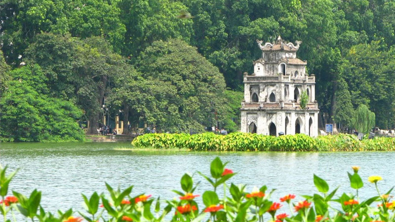 Hồ Hoàn Kiếm vào buổi sáng sớm, yên bình và tĩnh lặng