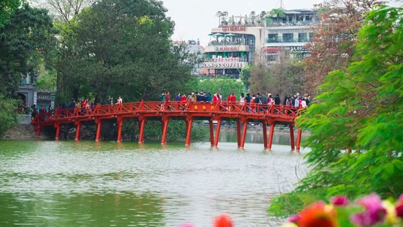 Hồ Hoàn Kiếm với nhịp sống thường nhật của người dân
