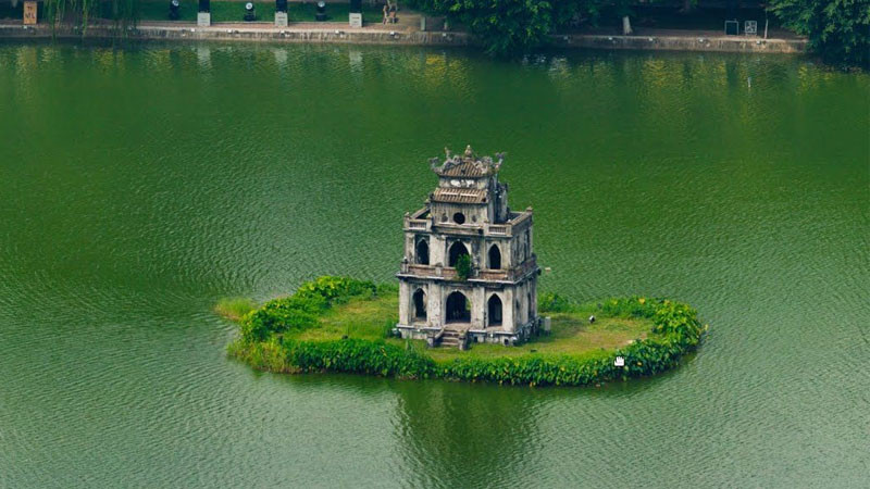 Cầu Thê Húc rực rỡ dưới ánh nắng ban ngày Hồ Hoàn Kiếm