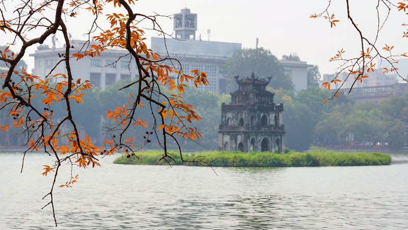 Hồ Gươm mùa thu với ánh nắng vàng và làn nước trong xanh