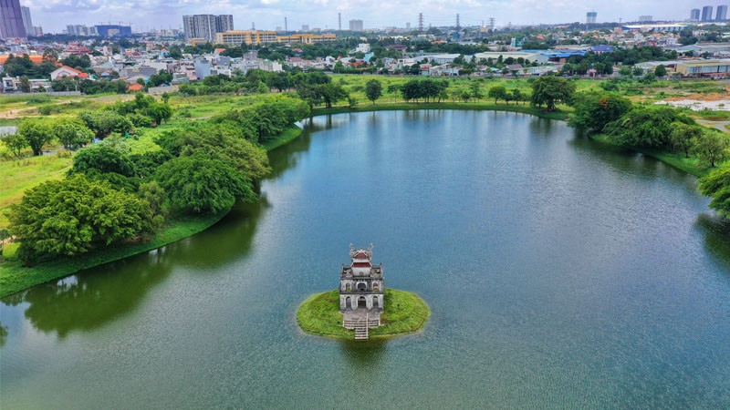 Hồ Gươm với những con thuyền nhỏ trên mặt nước