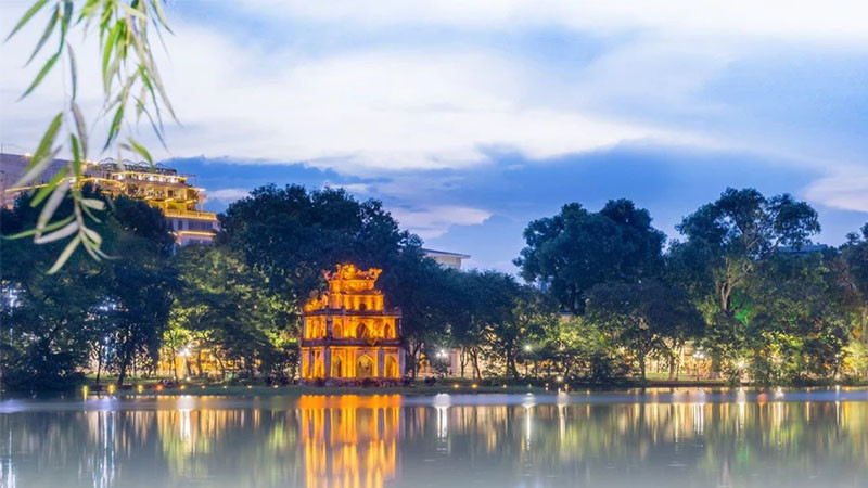 Hồ Gươm về đêm nhìn từ trên cao, lung linh ánh đèn