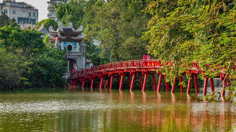 Hồ Hoàn Kiếm phản chiếu bầu trời xanh ngắt