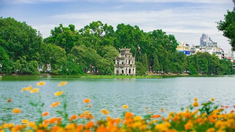 Hình ảnh toàn cảnh Hồ Gươm từ trên cao, xanh mướt giữa lòng Hà Nội