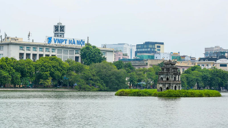 Tháp Rùa giữa Hồ Hoàn Kiếm vào buổi trưa đầy nắng