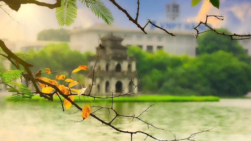 Toàn cảnh Hồ Gươm vào mùa thu với lá vàng rơi