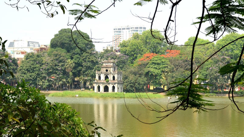 Quang cảnh Hồ Gươm với nhịp sống bình dị của người dân