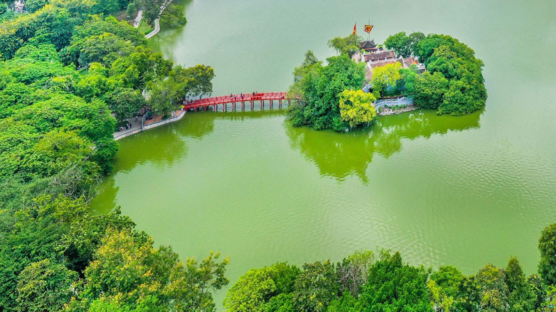 Góc chụp rộng Hồ Gươm vào ban ngày, thể hiện sự yên bình