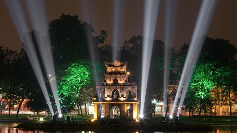 Hồ Gươm huyền ảo với ánh đèn đô thị phản chiếu