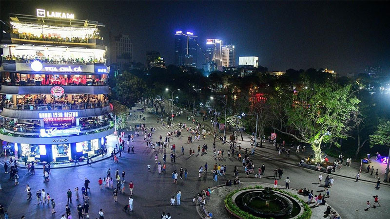 Hồ Gươm lung linh trong đêm với ánh sáng thành phố