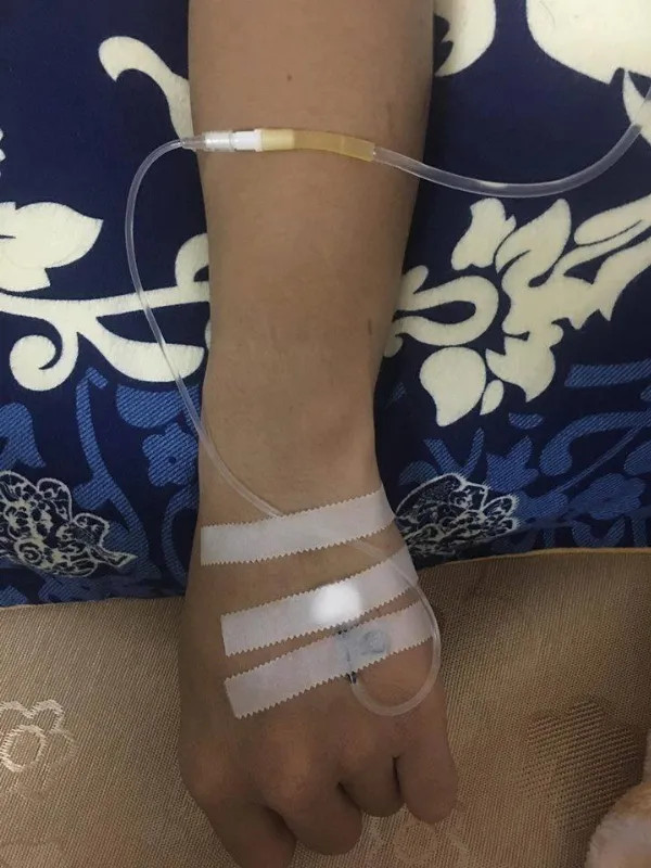 Bác sĩ tư vấn loại dịch truyền phù hợp dựa trên tình trạng sức khỏe bệnh nhân