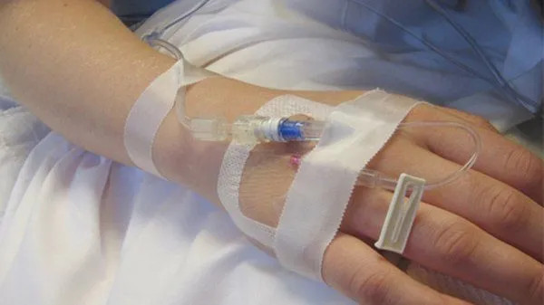 Bác sĩ Y tế tại nhà Bình Minh đang truyền nước biển cho khách hàng nữ