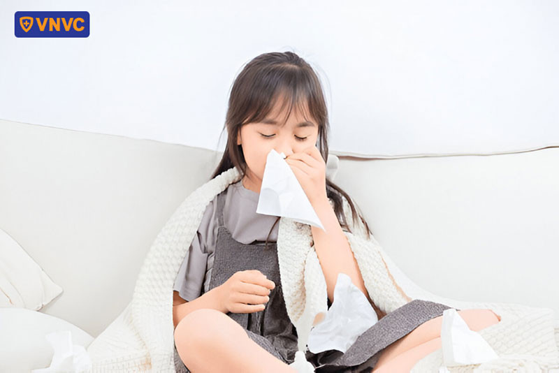 Bé gái bị sổ mũi, triệu chứng ban đầu giống cảm lạnh