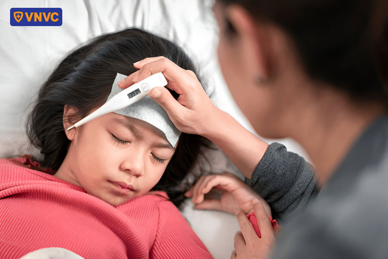 Bé gái bị sốt cao, một trong những dấu hiệu khởi phát bệnh