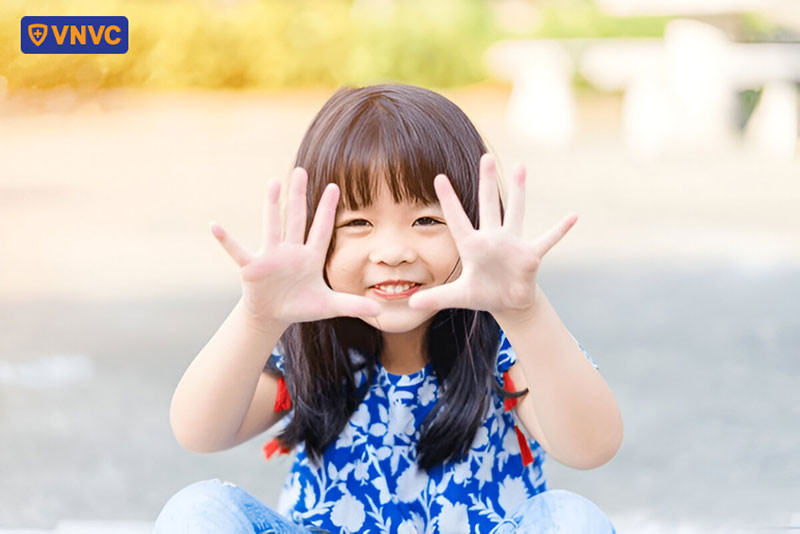 Bé gái khỏe mạnh sau khi hồi phục hoàn toàn