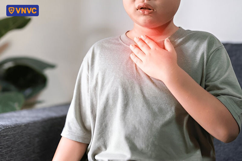 Bé trai bị đau cổ họng, khó nuốt