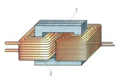 Hình ảnh chi tiết các cuộn dây quấn bằng đồng của máy biến áp, được cách điện cẩn thận.