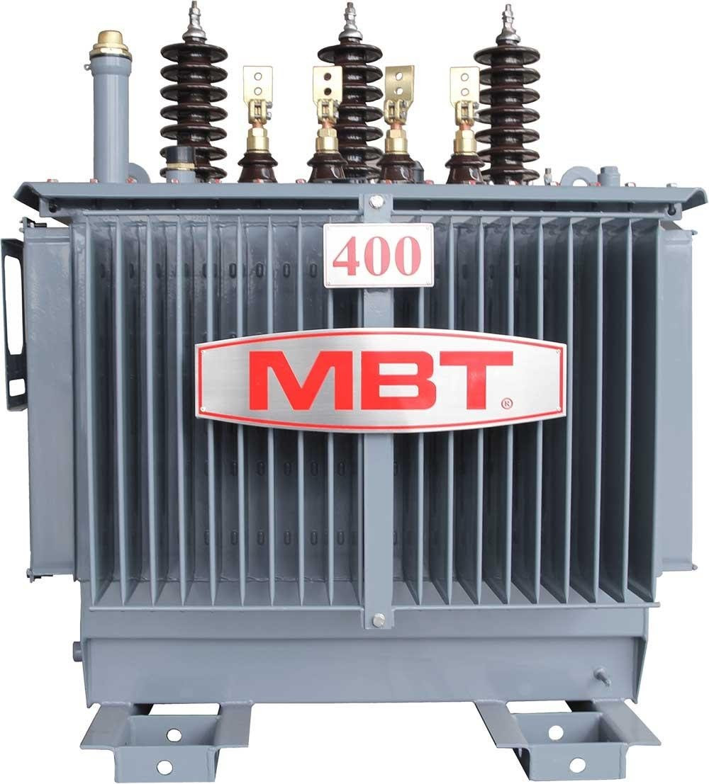 Máy biến áp 3 pha vỏ thép của MBT, thể hiện lớp vỏ bảo vệ chắc chắn bên ngoài.