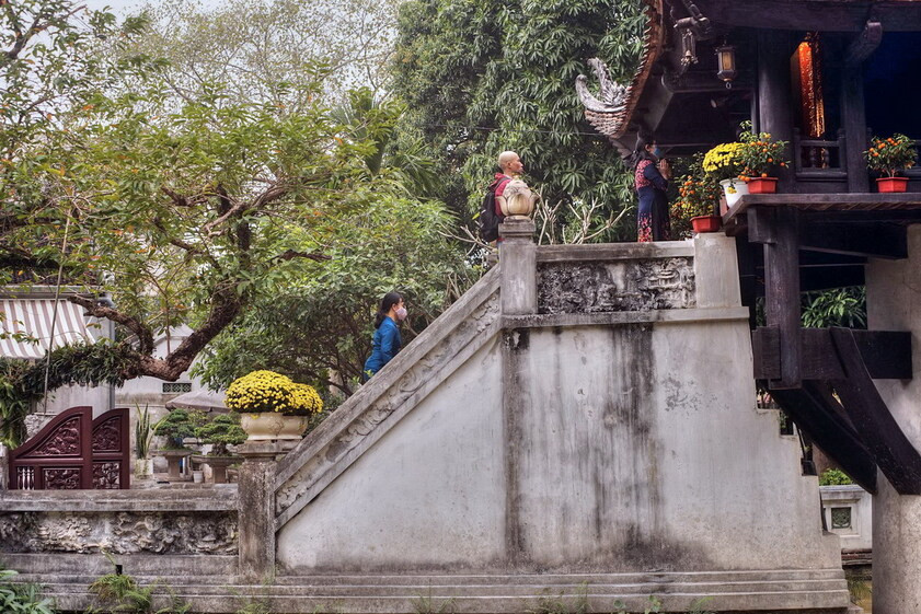 Du khách dâng hương và cầu nguyện tại chùa Một Cột