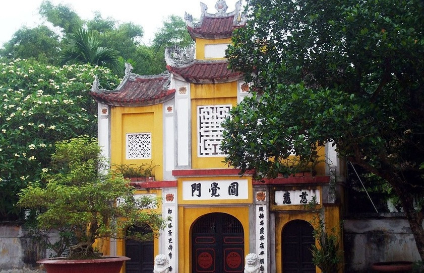 Cổng tam quan truyền thống của chùa Một Cột