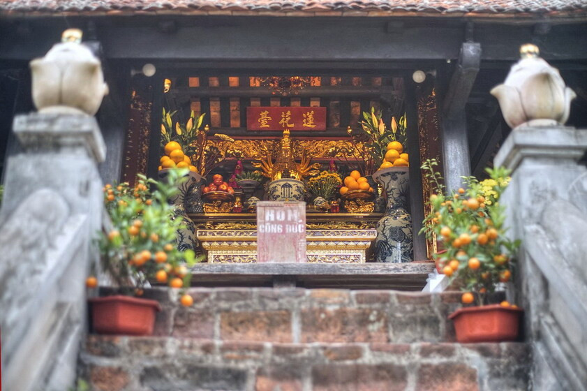 Ban thờ Phật Quan Âm bên trong Liên Hoa Đài