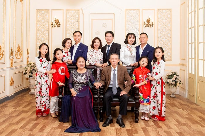 Gia đình lớn quây quần bên nhau, thể hiện sự sum vầy trọn vẹn