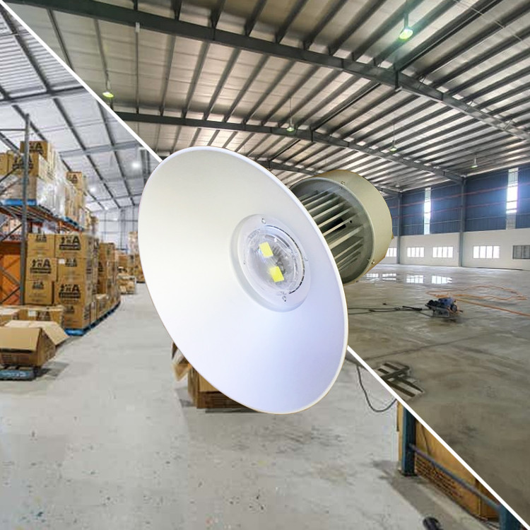 Kỹ thuật viên đang kiểm tra hệ thống đèn LED nhà xưởng đã được lắp đặt trên cao