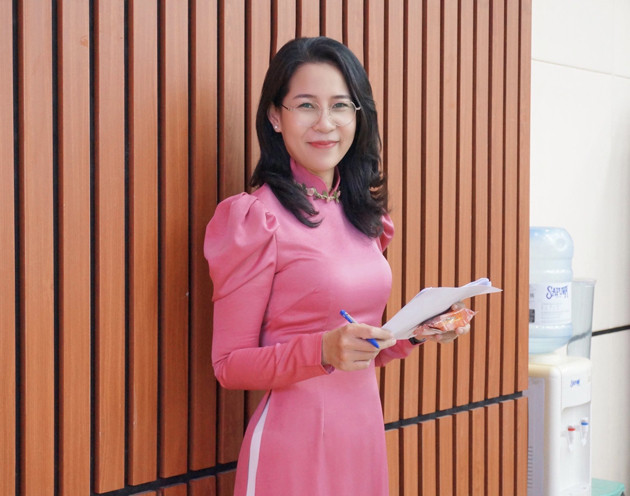 Nữ viên chức Trung tâm Văn hóa – Thể thao Quận 12 mặc trang phục áo dài truyền thống khi làm việc