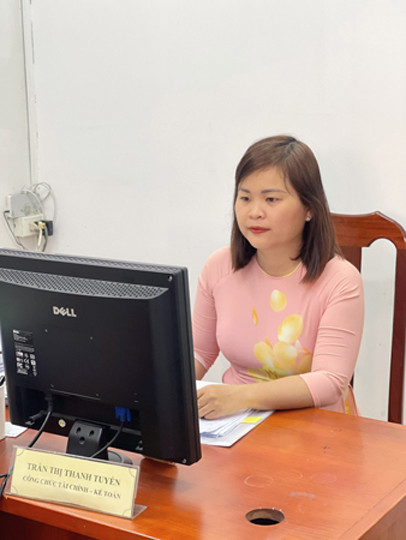 Nữ công chức phường Hiệp Thành, Quận 12 mặc áo dài truyền thống khi làm việc