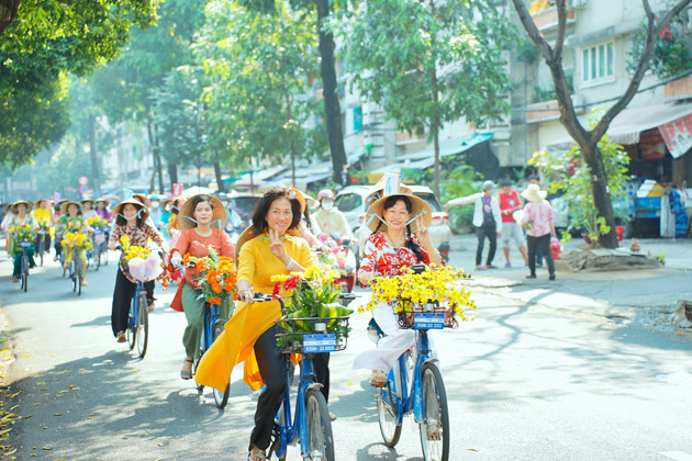 Nụ cười rạng ngời của hội viên Hội Liên hiệp Phụ nữ Quận 5 trong chương trình diễu hành áo dài trên đường phố
