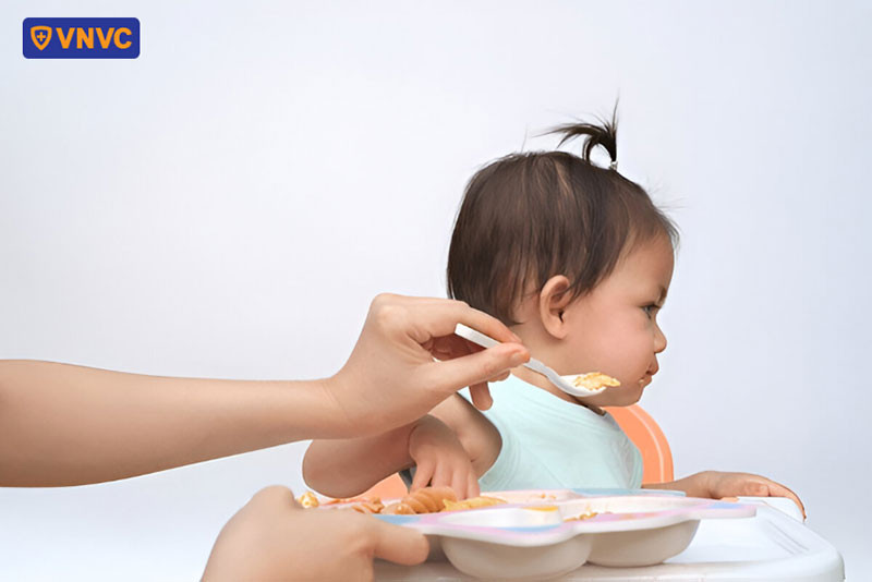 Em bé chán ăn, bỏ bú do khó chịu ở miệng