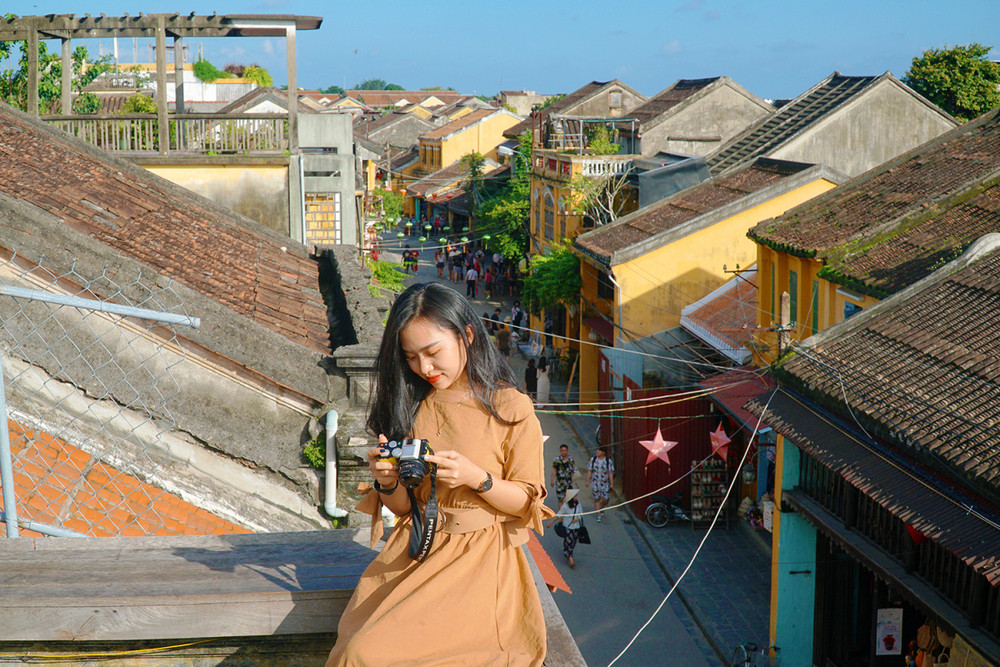 Quán cà phê Faifo với không gian sân thượng nhìn ra mái ngói Hội An