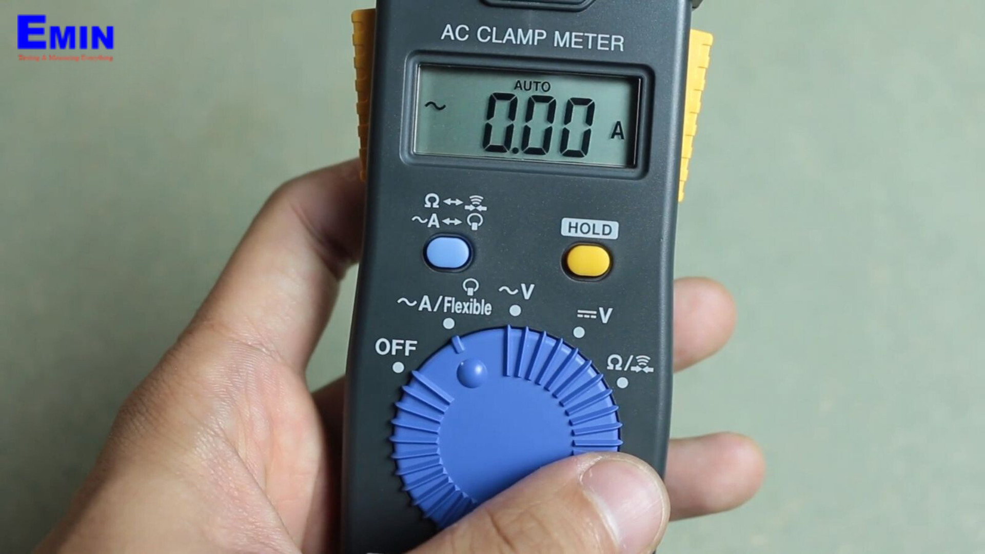 Màn hình hiển thị rõ nét của ampe kìm Hioki 3280-10F, thể hiện độ chính xác cao