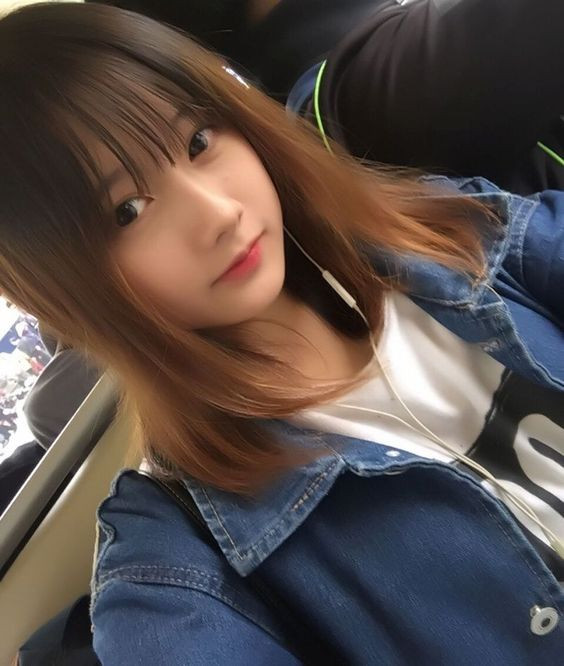 Cô gái trẻ với mái tóc ngắn ngang vai, phong cách năng động.
