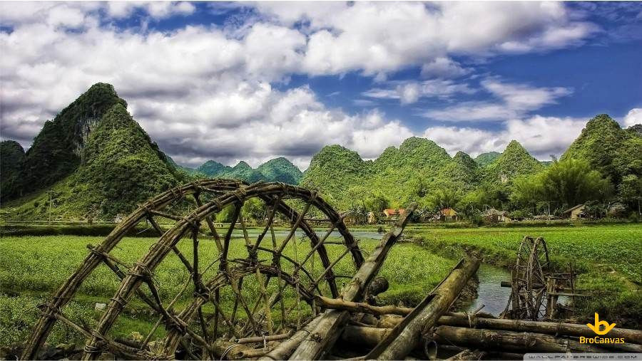 Dòng sông uốn lượn giữa lòng thung lũng xanh tươi