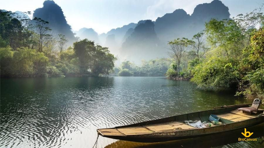 Con thuyền nhỏ lặng lẽ trôi trên dòng sông quê