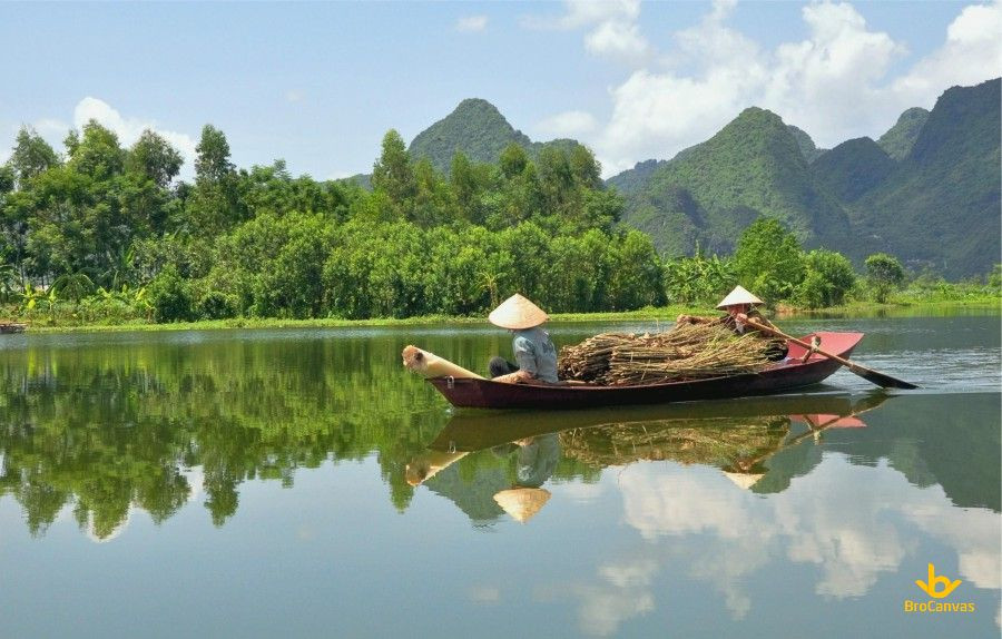 Đôi vợ chồng cùng nhau chèo thuyền trên sông, cảnh đời thường